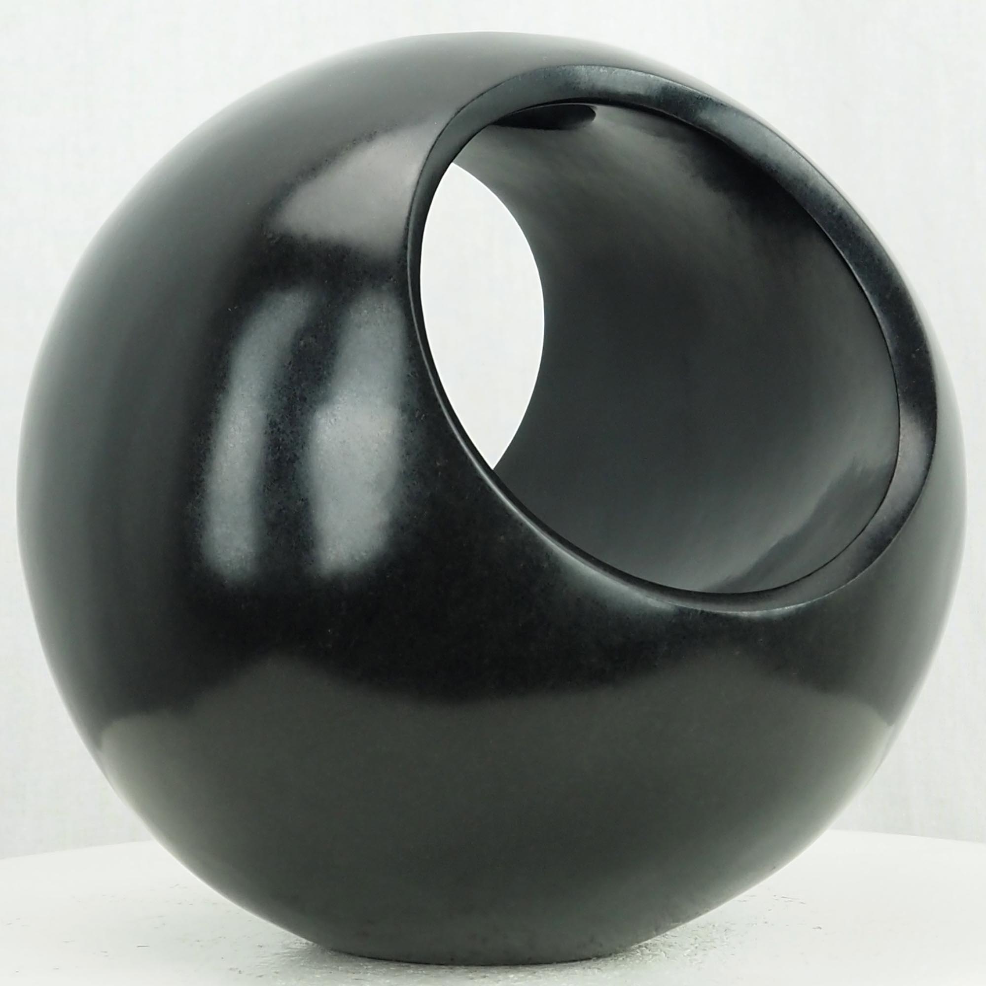 Round sculpture lovers sphere circle art - Hugging by Nesbert Mukomberanwa - image 5
